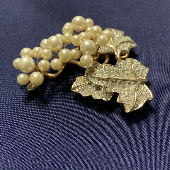 Vintage faux cluster pearl grape leafs and rhinestone brooch - Picture 5 of 5